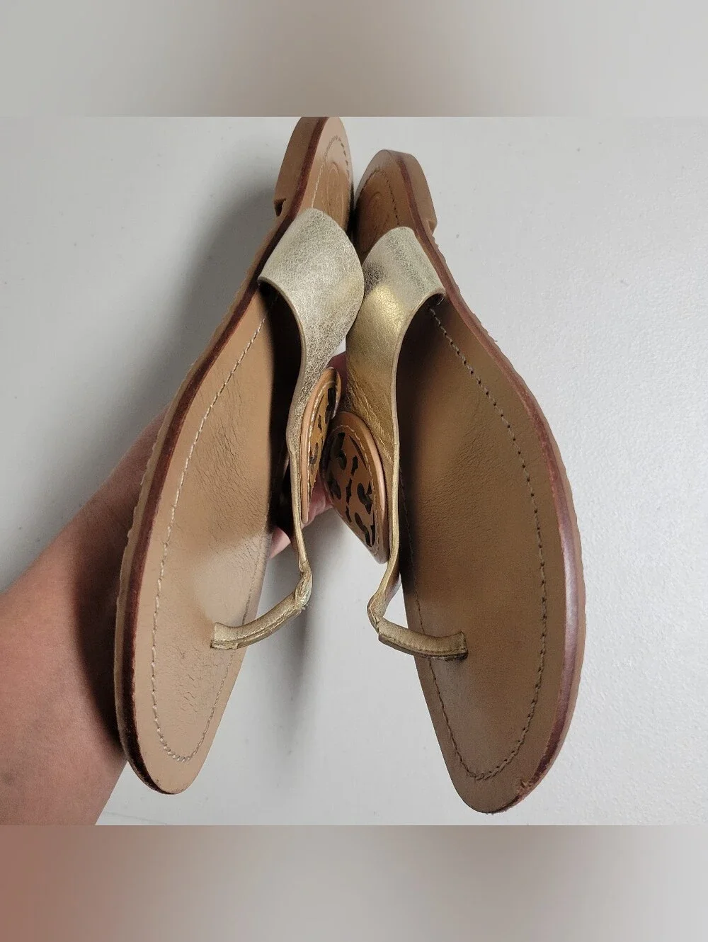 Tory Burch Metallic Gold Leather Louisa Thong Sandals  Tan Medallion Size 8M.